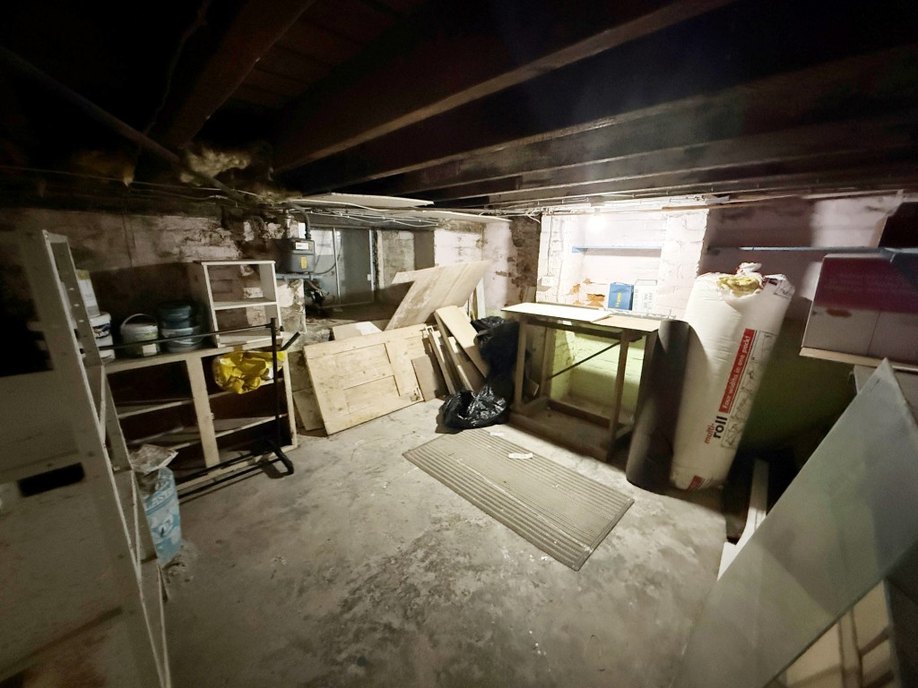 Lot: 97 - MID-TERRACE HOUSE FOR IMPROVEMENT - Cellar